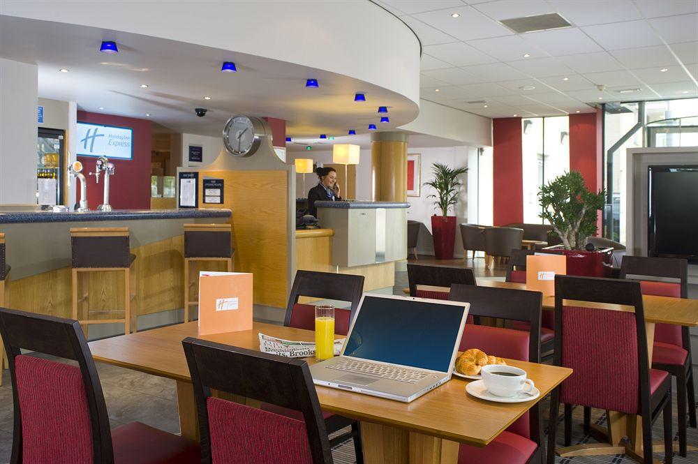 Holiday Inn Express Bath By Ihg Eksteriør billede