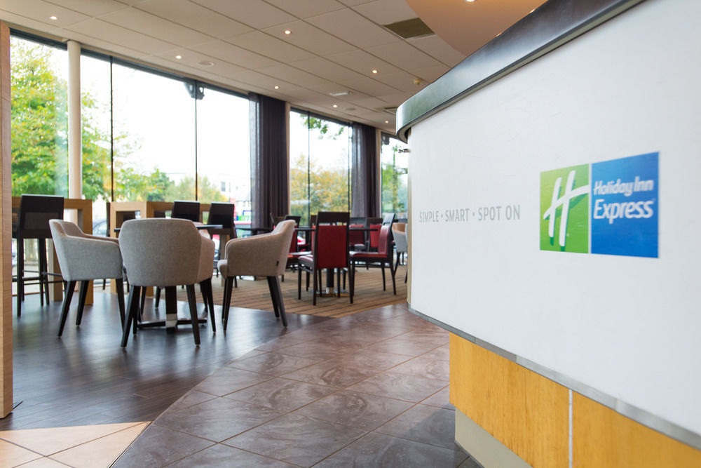 Holiday Inn Express Bath By Ihg Eksteriør billede