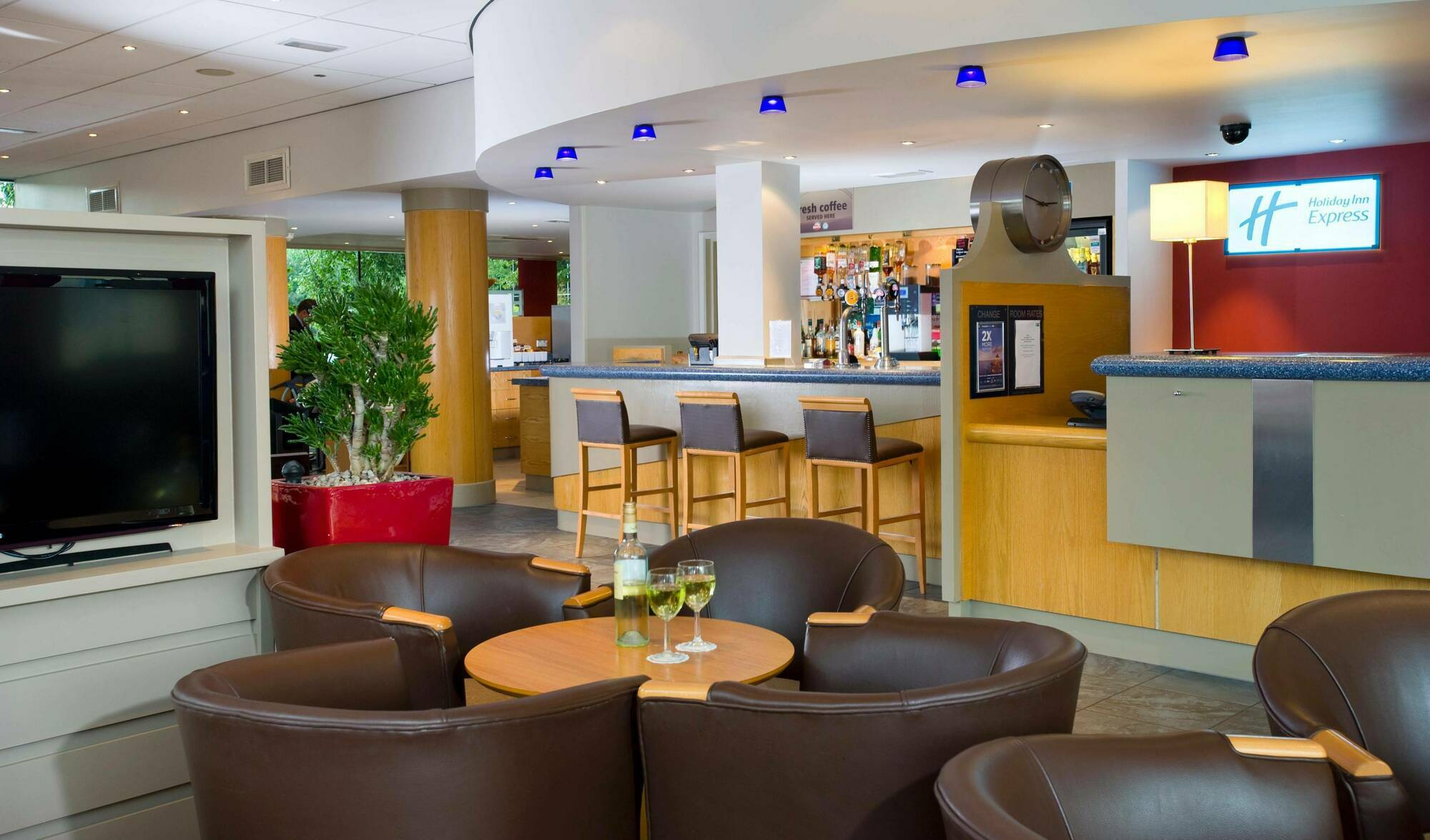 Holiday Inn Express Bath By Ihg Eksteriør billede